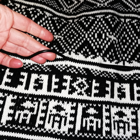 Woman's sweater - Picture 3 of 4